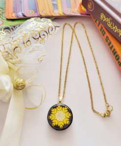 Pendentifs OM fond jaune et doré, sa signification ? ses bienfaits ? avec sa chaine en acier inox dorée.