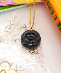 Pendentifs OM fond jaune et doré, sa signification ? ses bienfaits ? avec sa chaine en acier inox dorée.