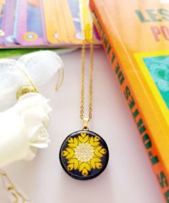 Pendentifs OM fond jaune et doré, sa signification ? ses bienfaits ? avec sa chaine en acier inox dorée.