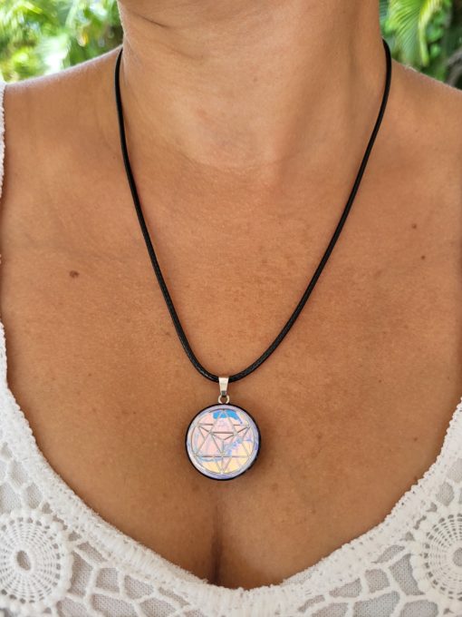 Pendentif Merkaba couleur argentée, fond violet iridescent à base de shungite. – Image 6