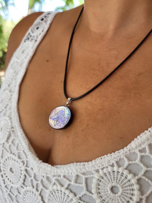 Pendentif Merkaba couleur argentée, fond violet iridescent à base de shungite. – Image 9