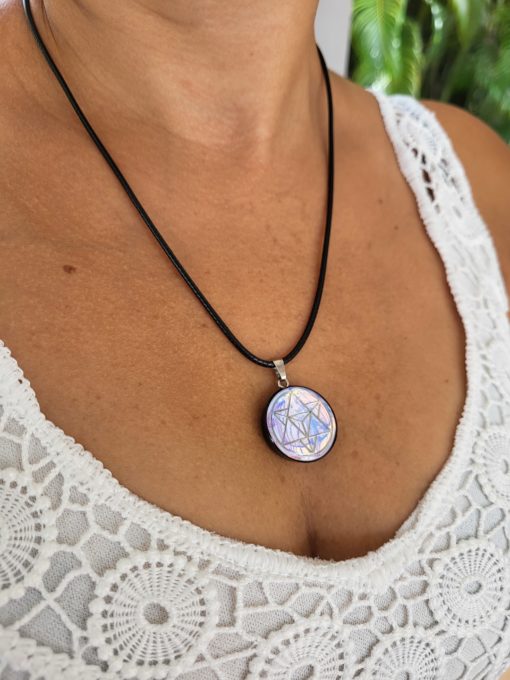 Pendentif Merkaba couleur argentée, fond violet iridescent à base de shungite. – Image 8