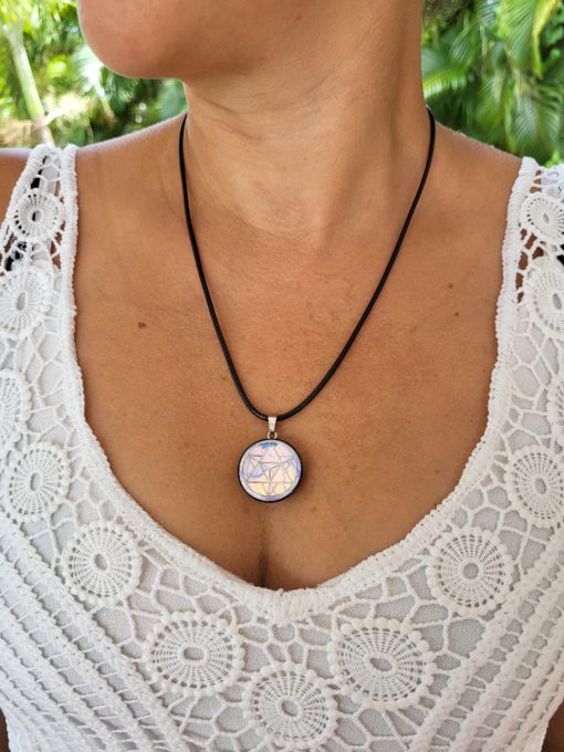 Pendentif Merkaba couleur argentée, fond violet iridescent à base de shungite. – Image 7