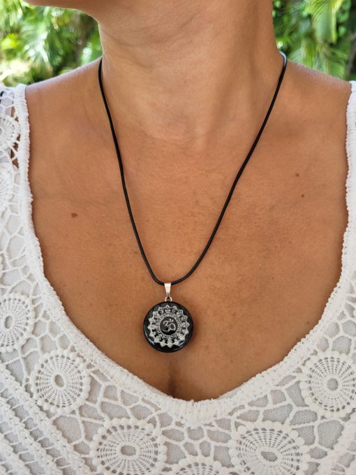 Pendentif AUM argenté fond noir à base de shungite.