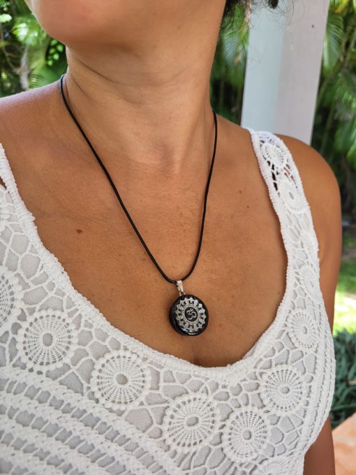 Pendentif AUM argenté fond noir à base de shungite. – Image 4