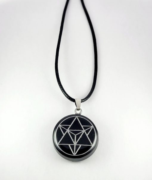 Pendentif Merkaba couleur argentée, fond noir, à base de shungite.