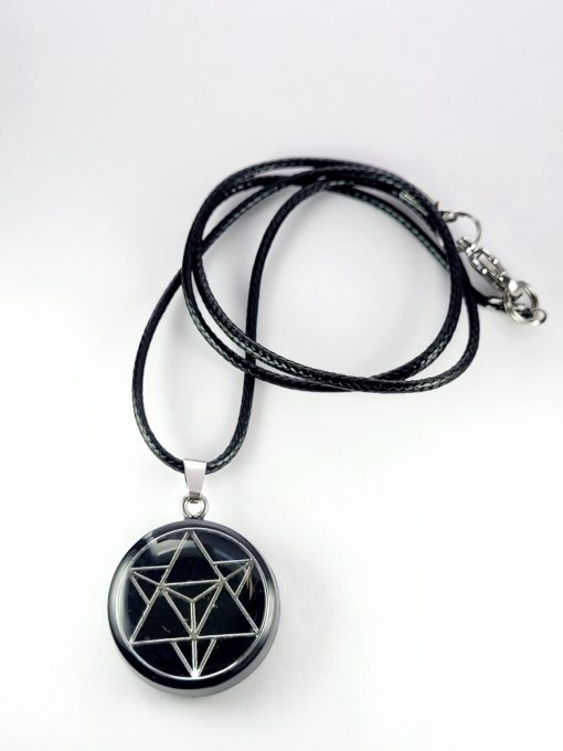 Pendentif Merkaba couleur argentée, fond noir, à base de shungite. – Image 3