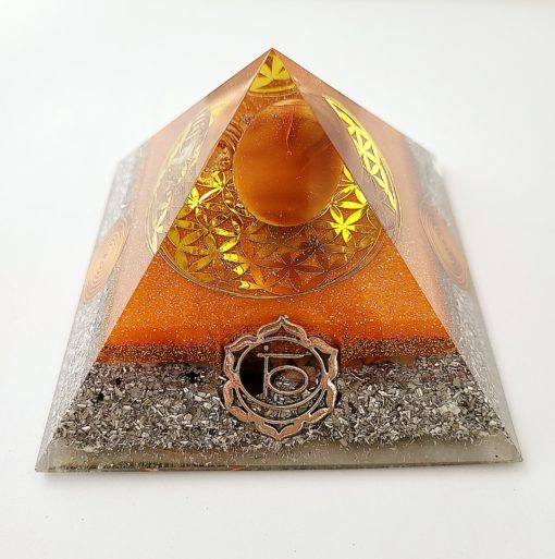 Pyramide orgonite avec comme pierre principale  : la Cornaline. Création artisanale unique. – Image 2