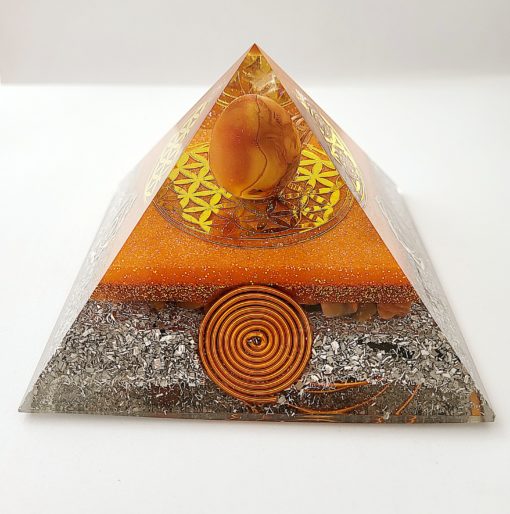 Pyramide orgonite avec comme pierre principale  : la Cornaline. Création artisanale unique. – Image 3