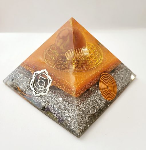 Pyramide orgonite avec comme pierre principale  : la Cornaline. Création artisanale unique. – Image 4