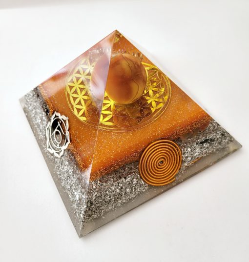 Pyramide orgonite avec comme pierre principale  : la Cornaline. Création artisanale unique.