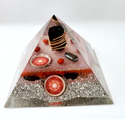 Pyramide orgonite avec comme pierre principale : la Tourmaline noire. Création artisanale unique. – Image 2