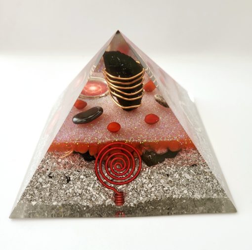 Pyramide orgonite avec comme pierre principale : la Tourmaline noire. Création artisanale unique. – Image 4