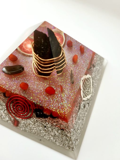 Pyramide orgonite avec comme pierre principale : la Tourmaline noire. Création artisanale unique. – Image 5