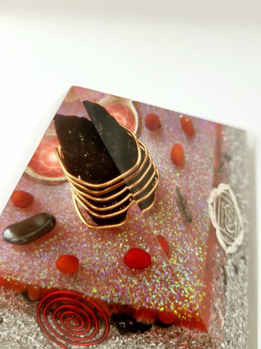 Pyramide orgonite avec comme pierre principale : la Tourmaline noire. Création artisanale unique. – Image 7