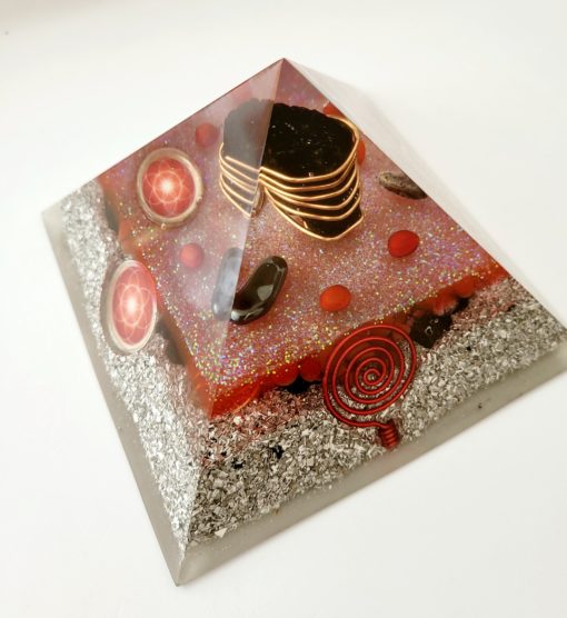 Pyramide orgonite avec comme pierre principale : la Tourmaline noire. Création artisanale unique. – Image 8