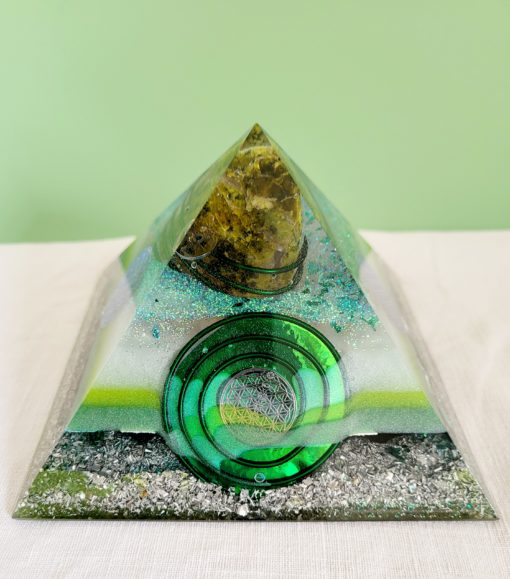 Pyramide orgonite avec comme pierre principale : de l'Opale verte. Création artisanale unique. – Image 2