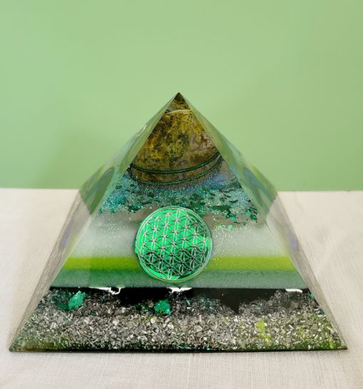 Pyramide orgonite avec comme pierre principale : de l'Opale verte. Création artisanale unique. – Image 3