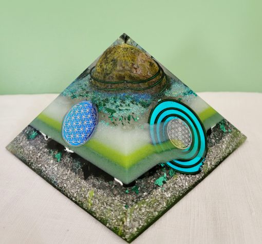 Pyramide orgonite avec comme pierre principale : de l'Opale verte. Création artisanale unique.