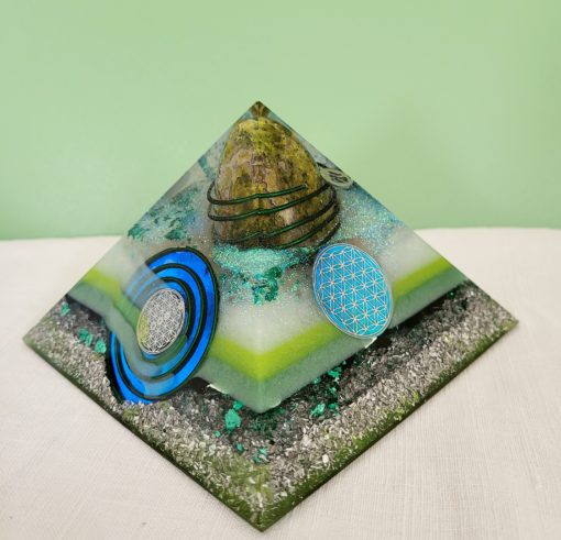 Pyramide orgonite avec comme pierre principale : de l'Opale verte. Création artisanale unique. – Image 4