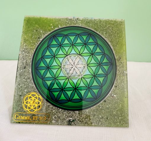 Pyramide orgonite avec comme pierre principale : de l'Opale verte. Création artisanale unique. – Image 5