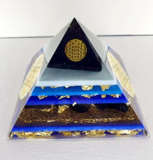 Pyramide Orgonite de protection avec comme pierre principale : la Shungite.  Bronze et Cube de Métatron.