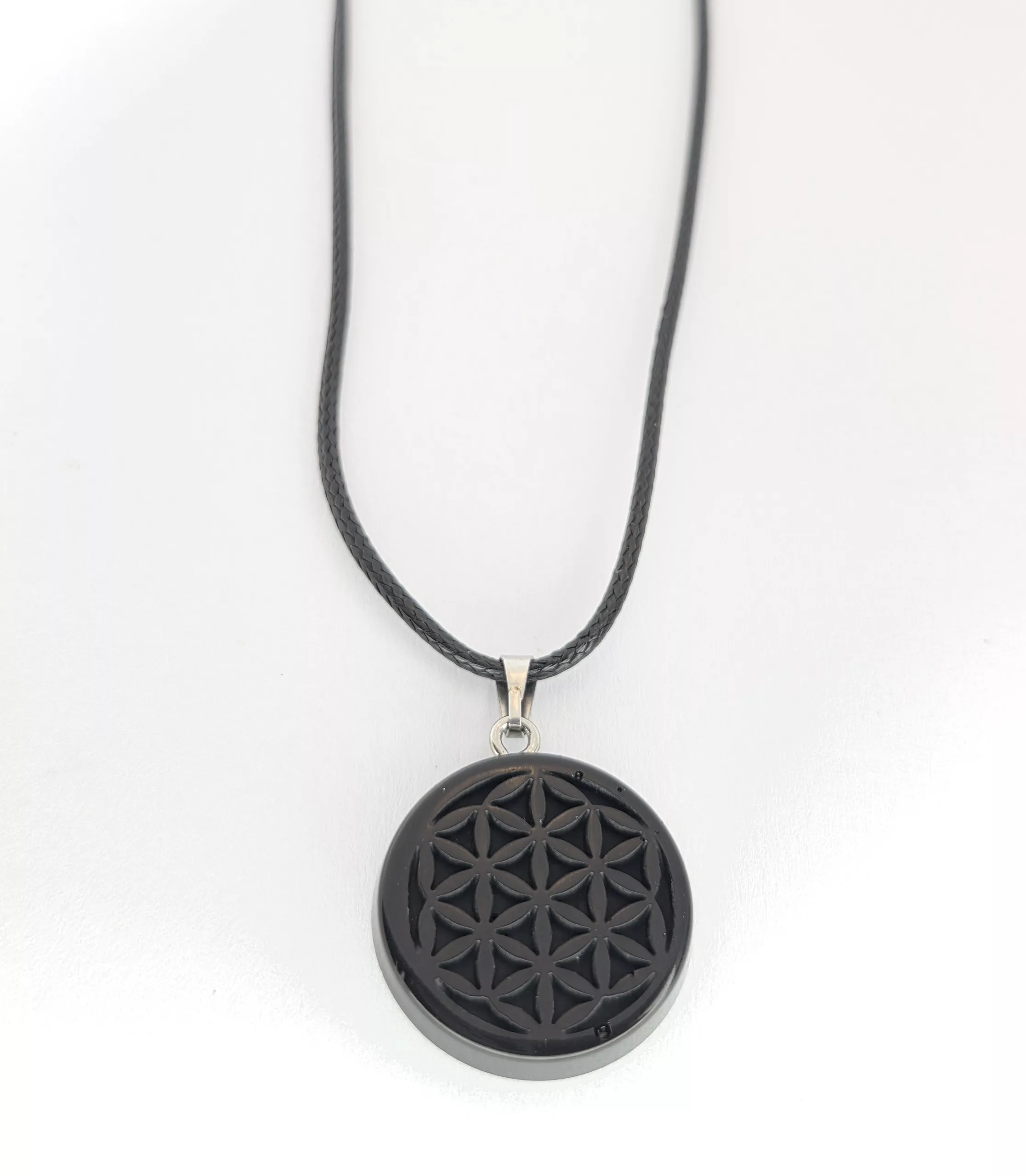Pendentif fleur de vie fond noir