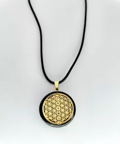 Pendentif fleur de vie dorée fond noir