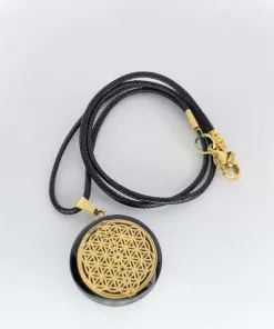 Pendentif fleur de vie dorée fond noir