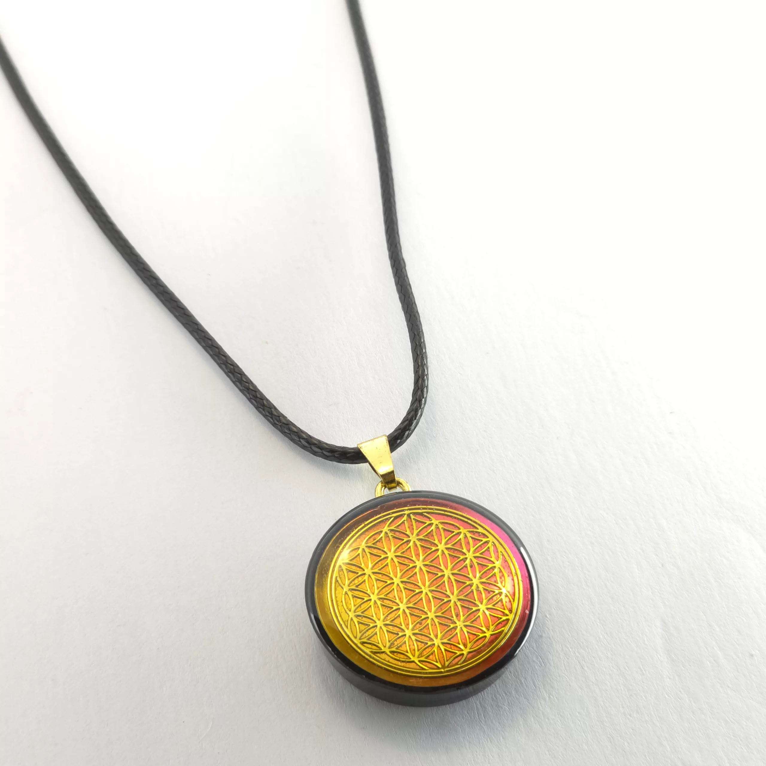 Pendentif artisanal fleur de vie fond coloré