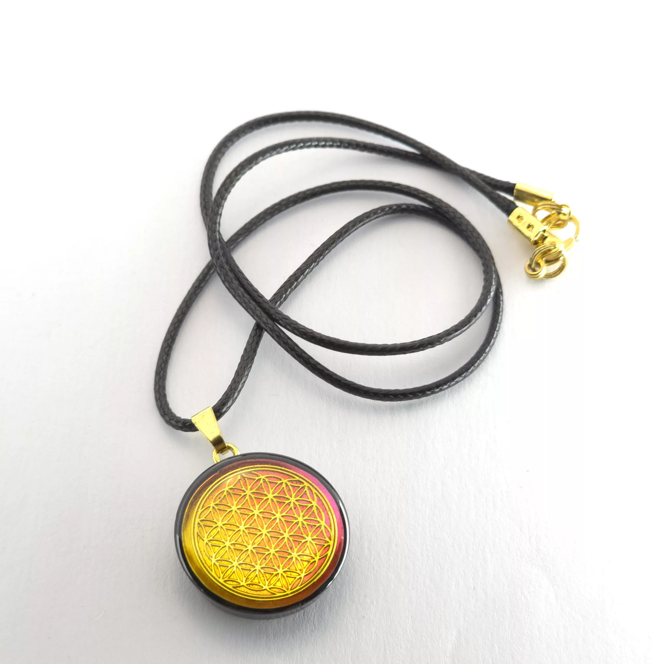Pendentif artisanal fleur de vie fond coloré